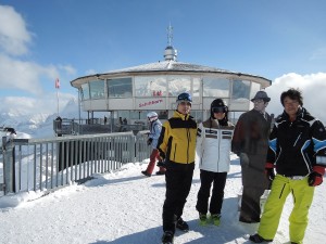 シルトホルン山頂展望台にて。一人あいだに写っているのは誰？？