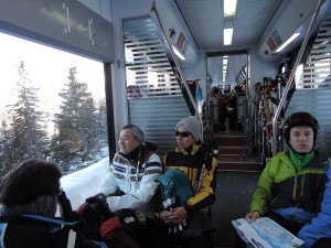 登山電車にスキーを積み込みクライネシャイデックへ。