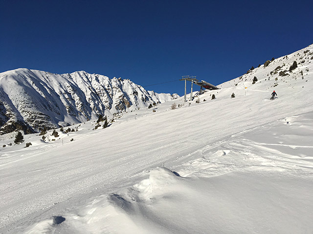 午後でも雪質が良いバーンをハイスピード滑走、景色も良し！