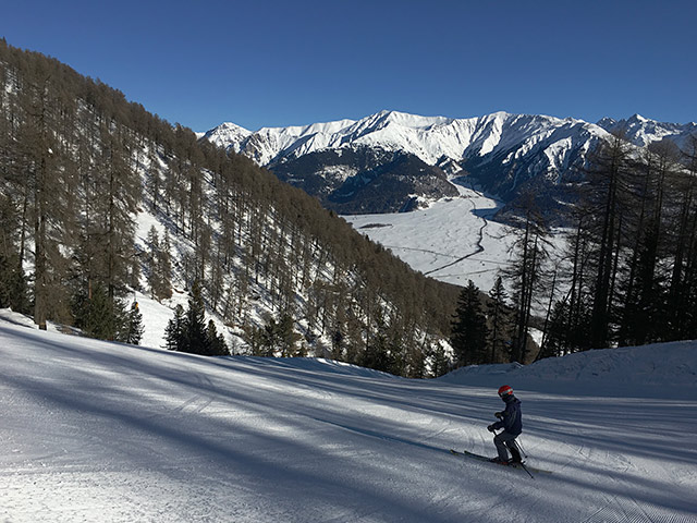 アルタ・ヴェノスタの圏谷に向かって飛び込むスキー