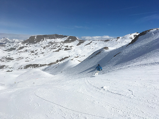 雪質もなかなか良い上部2500m付近からダイナミックなコースが広がる。