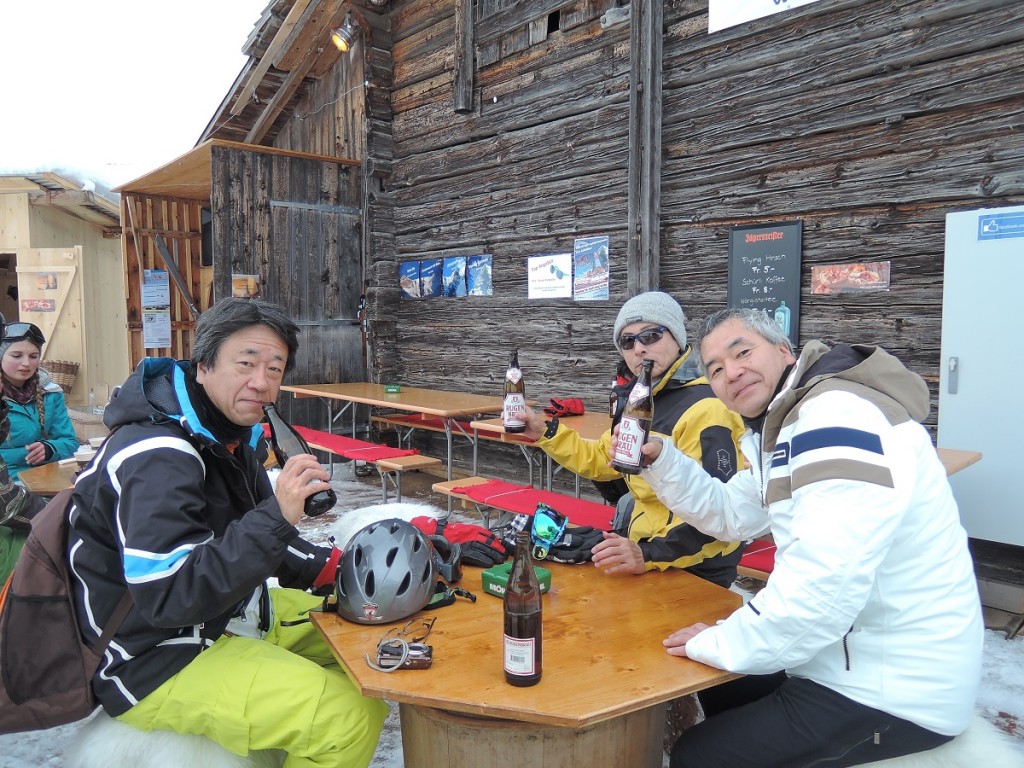 牛小屋バーでやっぱりビール。