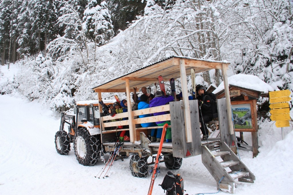 2日目は悪天候の為、スチューバイタールの裏山へツアー、途中の山小屋のトラクターが迎えに来てくれました。少々楽します。