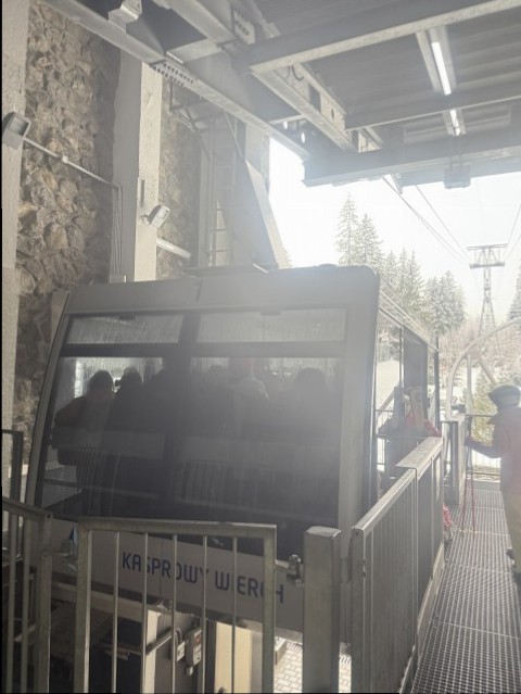 まずは中間駅までのロ—プウエイに乗車