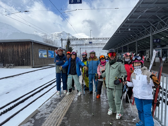 ウェンゲン駅にて