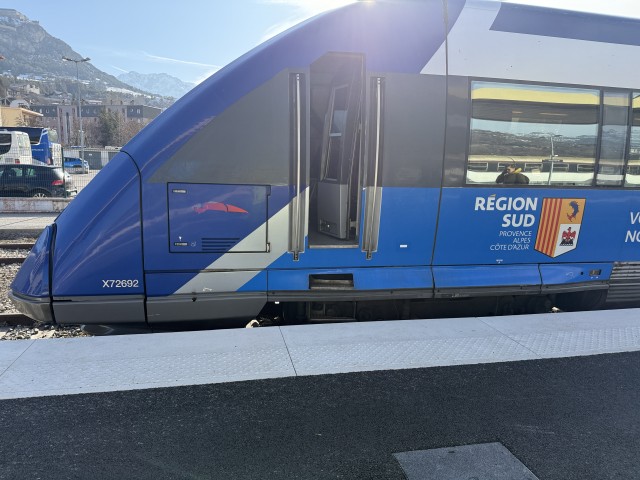 リ—ジョナルトレイルが入線