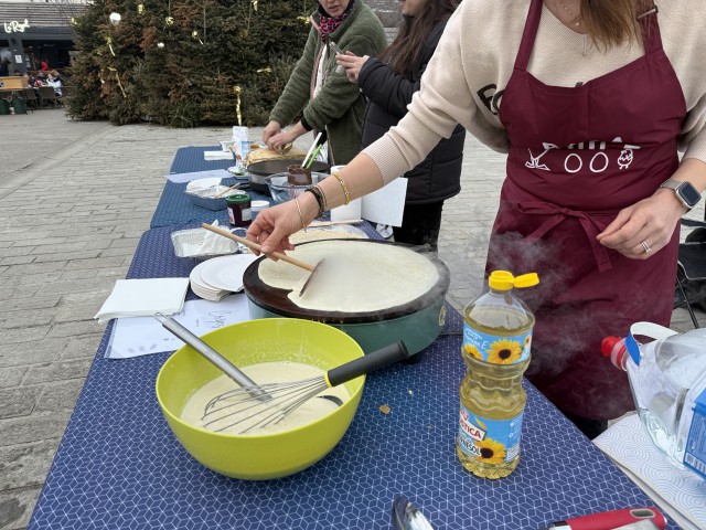 クレ—プの出店はフレンチスキーリゾートの風景のひとつ